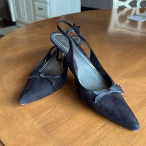 Ann Taylor Vintage pointed-toe black low kitten-heel shoes. Size 8